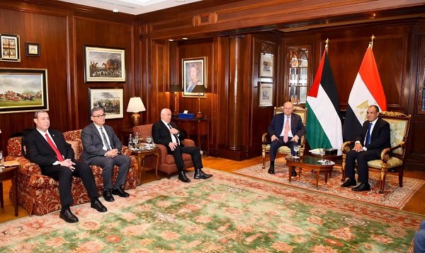 اجتماع وزير الخارجية بالوفد الفلسطيني
