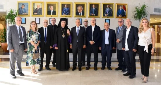 وزير الخارجية يستقبل رموزًا لمصريين 
